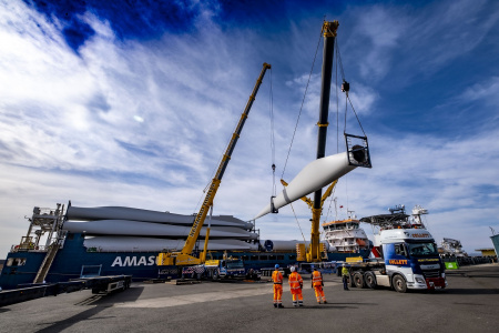 Port of Leith uses multi crane lifting equipment to unload onshore wind turbines