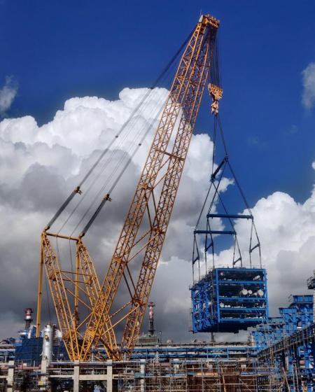 Sarens SGC-120 crane performs super-heavy lifts at Indian refinery project